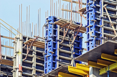 建筑施工現(xiàn)場(chǎng)混凝土澆筑鋼筋加固木框架的建立