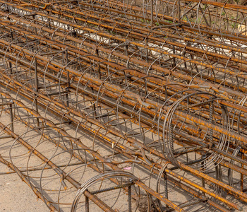 長車卡車。扁床卡車。建筑施工。運輸帶板到工地